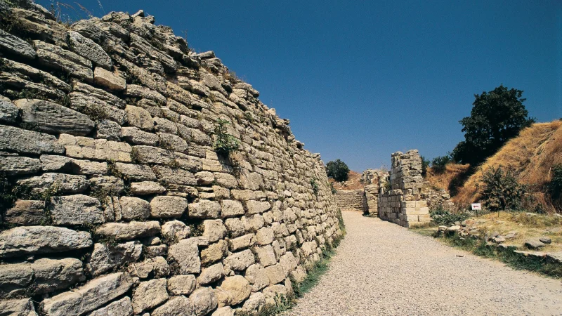 ĐỐT BÊN NGOÀI BỨC TƯỜNG